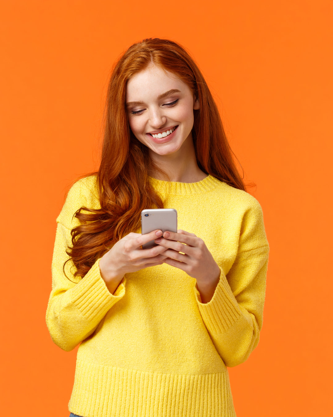 kobieta ze smartfonem