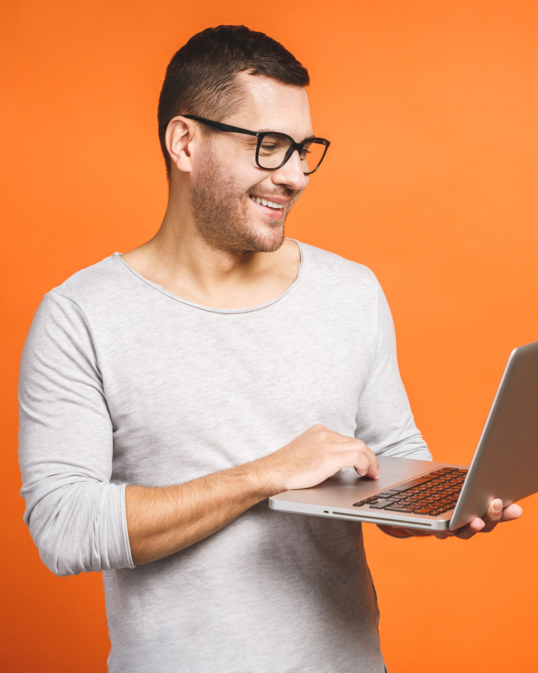 mężczyzna z laptopem